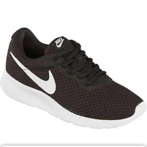 Nike Shoes - Nike Women's Tanjun Shoes 😍❤️